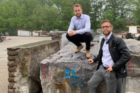 En lille vigtig teaterflise eller en 80 ton tung buddhistisk-skulptur