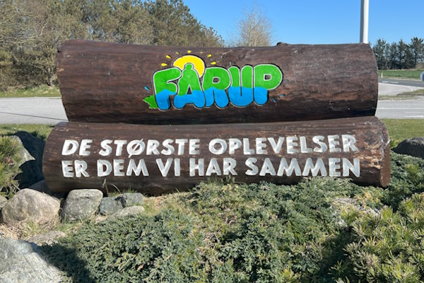 Fårup Sommerland bygger nyt og vælger langtidsholdbare vægpaneler i ny toiletbygning