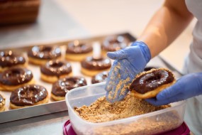 Fedtudskiller med lav indløbshøjde til Dough Girls Doughnuts i Nordhavnen