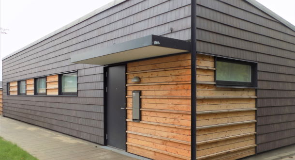 Første ned-renovering med modulbyg får nye facader af teglspån