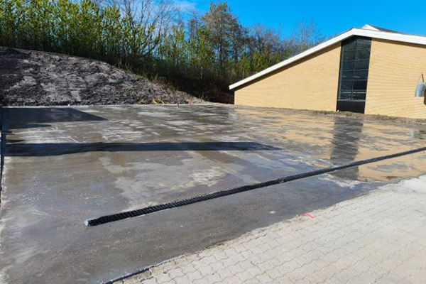 Fra ujævnt beton til slidstærkt industrigulv på 400 m²
