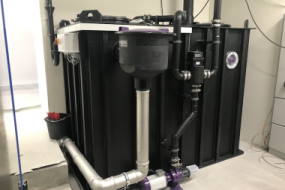 Fuldautomatisk fedtudskiller med pumpe før udskiller