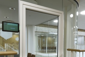 Glasrammedør med usynlig indbygget dørlukker