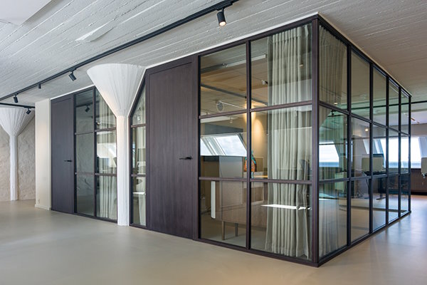 Glasvægge i mørkbejdset birk løfter indretningen af Hans Just Pakhus