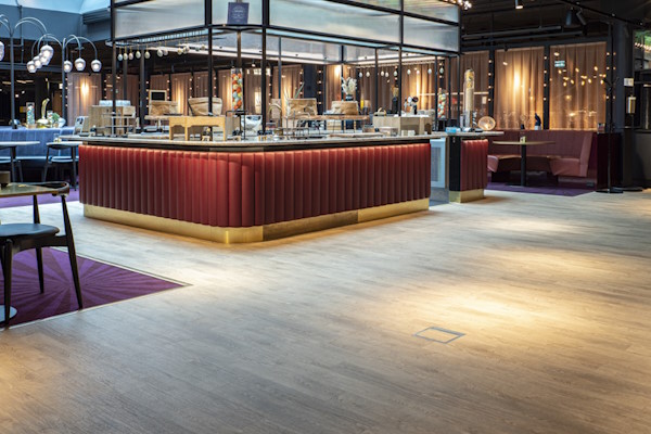 Gulvet mindsker støjen fra trin i hele bygningen