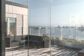 Highend balkon- og facadeindglasning løfter kvaliteten på høje byggerier