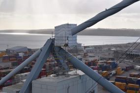 Hvordan kommer man op i 60-80 meter og reparerer havnekraner?