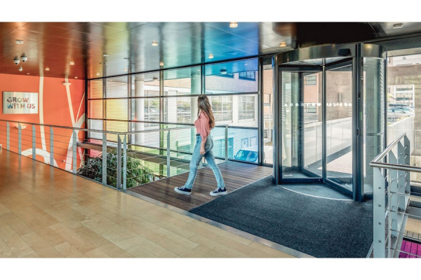 SIKKERHEDSKARRUSELDØRE OG -SLUSER