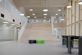 Karakterskabende LED belysning i stilrent design til Vonsild Skole