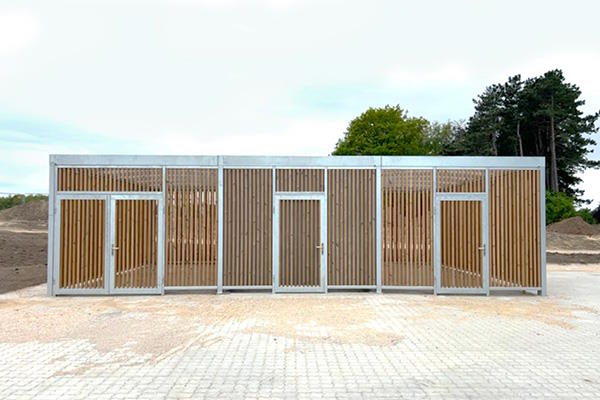 Let og funktionel overdækning med tre rum i én konstruktion