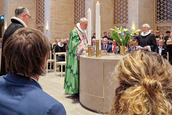 Når hver detalje tæller – specialinventar til højvangen kirke