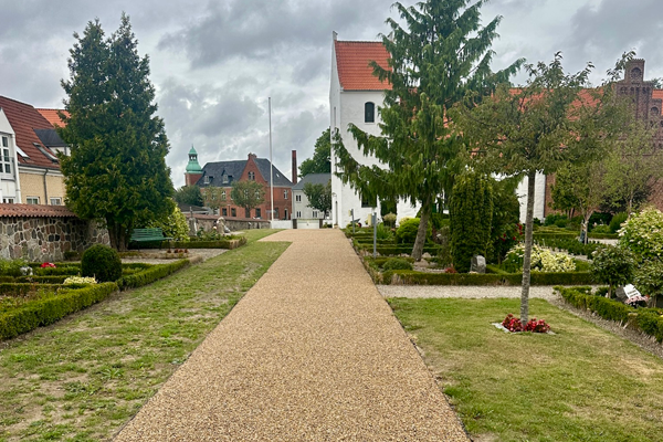 Ny belægning med stor effekt ved Fuglebjerg Kirke