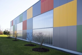 Ny facadeløsning lyser op på Holbæk Sportsby