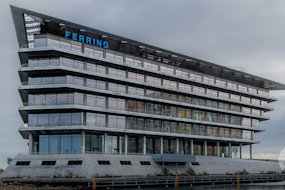 Ny geometrisk kontorbygning på kanten af Øresund