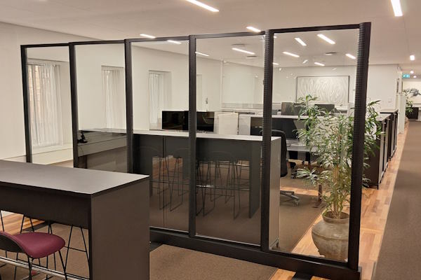 Patenteret skillevæg af glas skaber ro i åbne kontorlandskaber