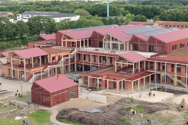 Pergolaer i træ og aluminium skærmer for solen på årets skolebyggeri