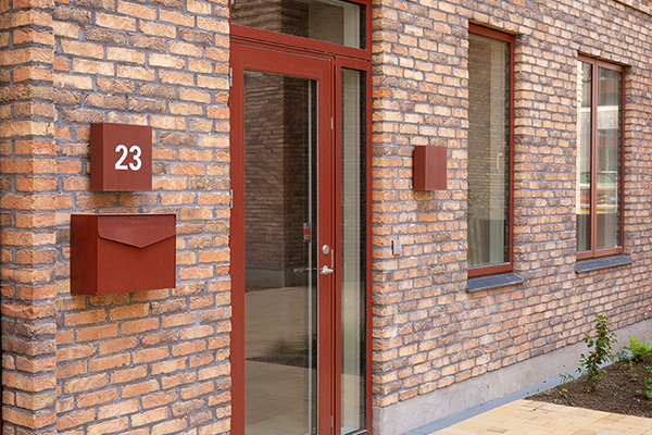 PLANLAGTE POSTKASSER LØFTER BYGNINGENS UDTRYK