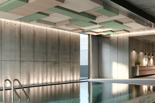 Sådan forbedrer man akustikken i krævende miljøer – fra svømmehal til idrætshal