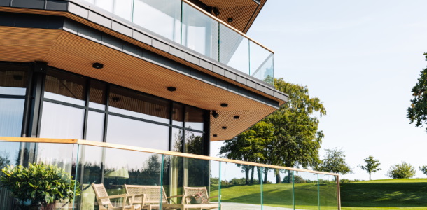 Sådan får du smukke akustiske træpaneler uden besværlig montering