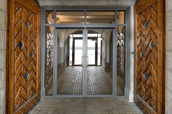 Specialdesignede glaspartier med fokus på brand og sikkerhed