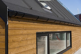 Tagrender i sort stål til guld-certificering i Slagelse