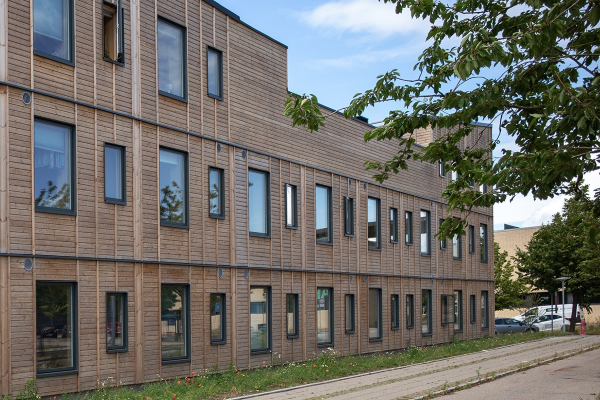 UNGDOMSBOLIGER I UNIVERSITETSPARKEN FÅR VARM TRÆFACADE