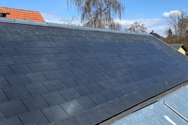 Usynlig solcelleløsning til naturskifertage