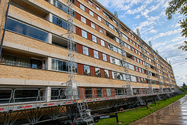 Ved store renoveringsprojekter er der mange fordele ved at eje byggepladsens arbejdsplatforme